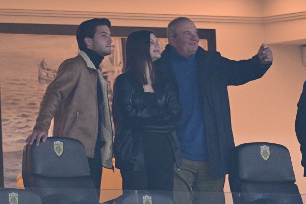 Κώστας Καραμανλής: Στο γήπεδο με τα παιδιά του για το Ελλάδα – Καζακστάν