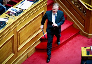 Στη Βουλή παίζουν κρυφτό με την ουσία, ο Καραμανλής με την ασυλία, ο λαός ετοιμάζεται να πει «φτου (σας) και βγαίνω»