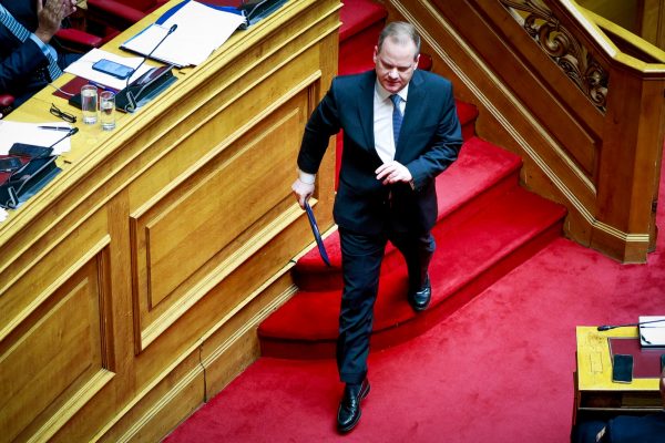 Στη Βουλή παίζουν κρυφτό με την ουσία, ο Καραμανλής με την ασυλία, ο λαός ετοιμάζεται να πει «φτου (σας) και βγαίνω»