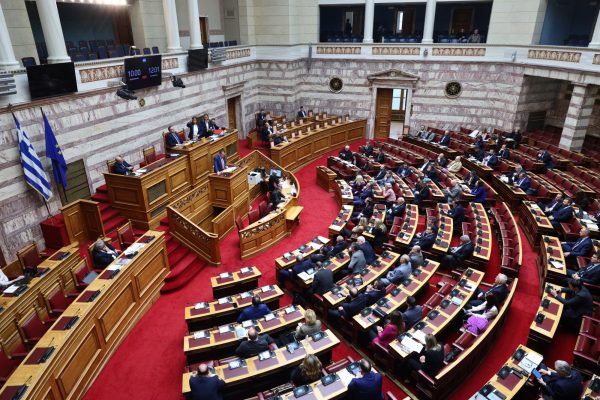 Τέμπη: Live η συζήτηση στη Βουλή επί του πορίσματος της Εξεταστικής