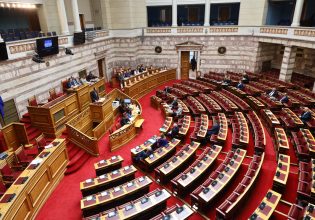 Βουλή: Πυρ ομαδόν για την απουσία Μητσοτάκη από τη συζήτηση για το πόρισμα της Εξεταστικής για τα Τέμπη