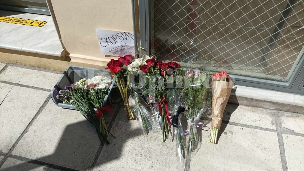 Θεσσαλονίκη: Λουλούδια, κεριά και αφιερώματα στη μνήμη των θυμάτων στο προξενείο της Ρωσίας