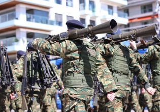 Βόλος: Καταγγελία γιατρών – Φαντάρος λιποθύμησε και στρατιωτικός τον πίεζε να σταθεί όρθιος στην παρέλαση