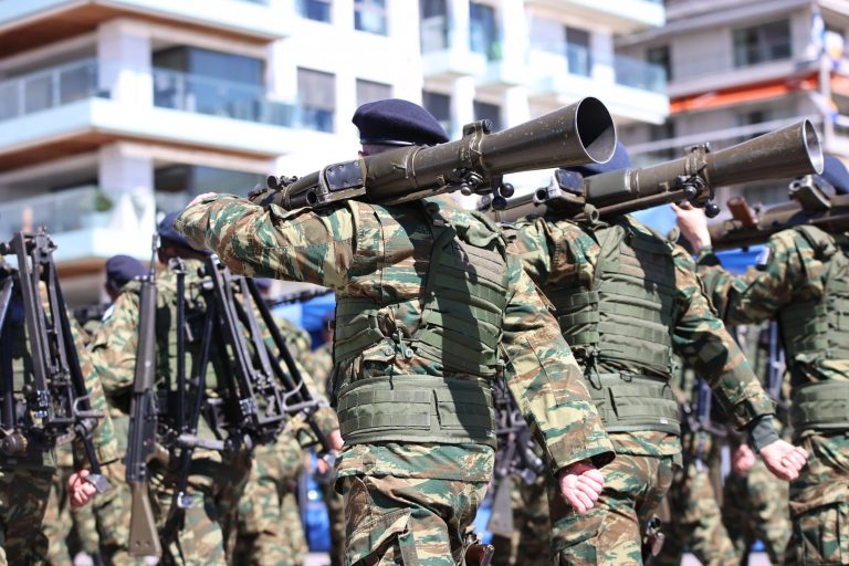 Βόλος: Καταγγελία γιατρών – Φαντάρος λιποθύμησε και στρατιωτικός τον πίεζε να σταθεί όρθιος στην παρέλαση