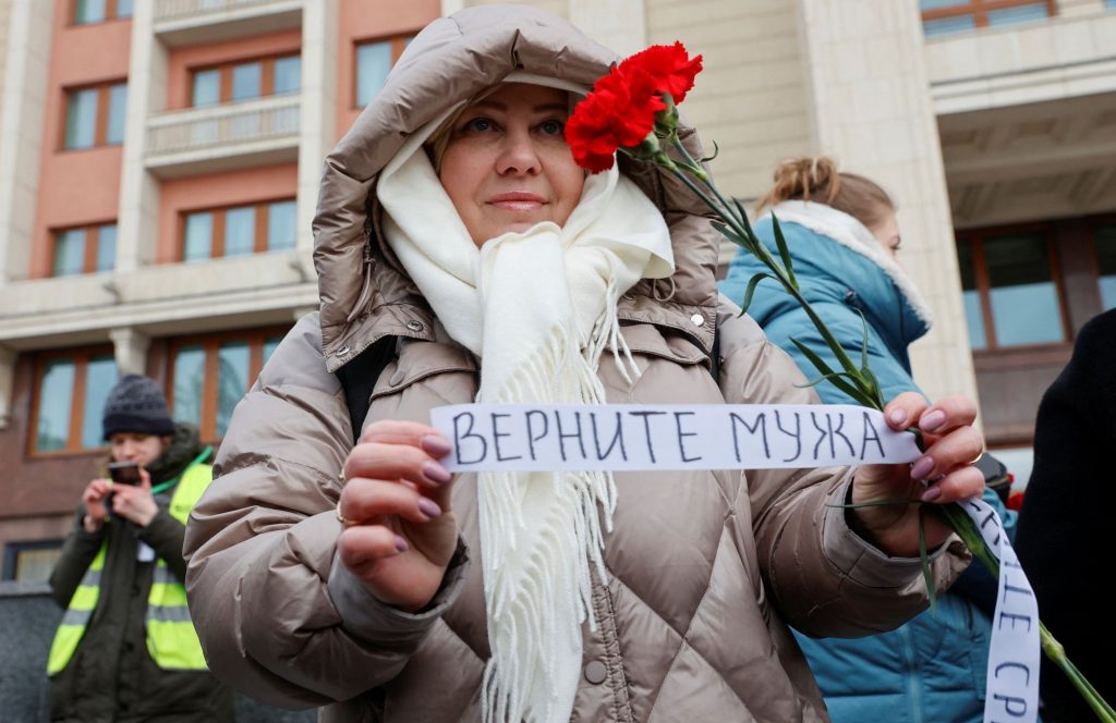 Λευκά μαντήλια και γαρύφαλλα: Οι γυναίκες στη Ρωσία που αψηφούν τον Βλαντίμιρ Πούτιν