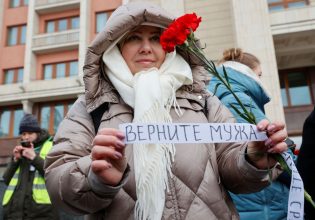 Λευκά μαντήλια και γαρύφαλλα: Οι γυναίκες στη Ρωσία που αψηφούν τον Βλαντίμιρ Πούτιν