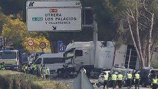 Ισπανία: Φορτηγό έπεσε πάνω σε οχήματα αστυνομικού μπλόκου στη Σεβίλλη – Έξι νεκροί