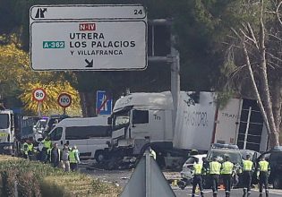 Ισπανία: Φορτηγό έπεσε πάνω σε οχήματα αστυνομικού μπλόκου στη Σεβίλλη – Έξι νεκροί