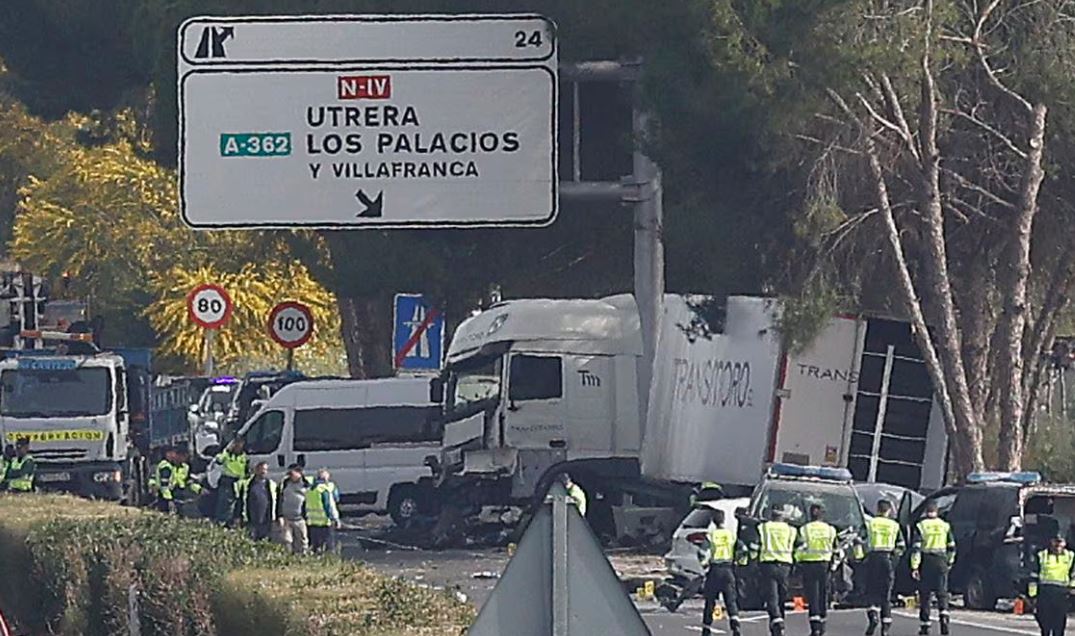 Ισπανία: Φορτηγό έπεσε πάνω σε οχήματα αστυνομικού μπλόκου στη Σεβίλλη - Έξι νεκροί