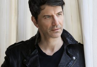 «Τι Μάτια» – Ο Σάκης Ρουβάς υμνεί τον έρωτα μέσα από το ολοκαίνουργιο single του
