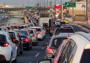 Κίνηση στους δρόμους: Στο κόκκινο ο Κηφισός μετά από καραμπόλα – Κυκλοφοριακό κομφούζιο και στην Αττική Οδό