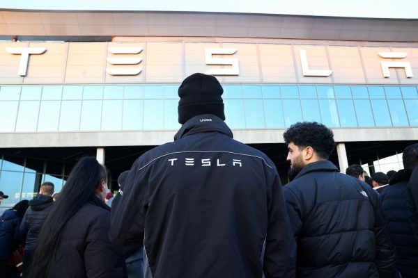 Η «Ομάδα του Ηφαιστείου», η Tesla και τα κακώς κείμενα της πράσινης μετάβασης στη Γερμανία