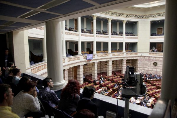 Ο κύβος ερρίφθη: Την Τρίτη η πρόταση δυσπιστίας κατά της κυβέρνησης