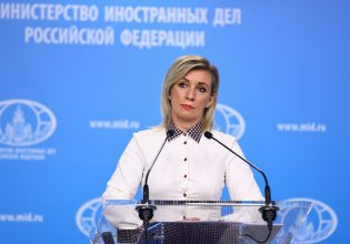 Αιχμές κατά δυτικών πρεσβευτών αφήνει η Ζαχάροβα – Απειλεί με απέλαση δημοσιογράφους
