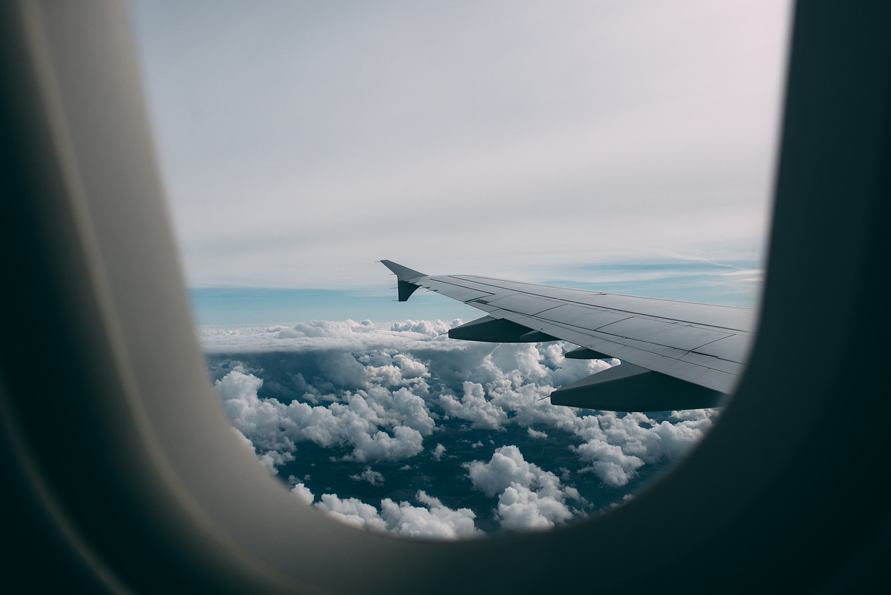 Αεροπλάνο: Ο απίστευτος λόγος που τα παράθυρα έχουν μικροσκοπικές τρύπες