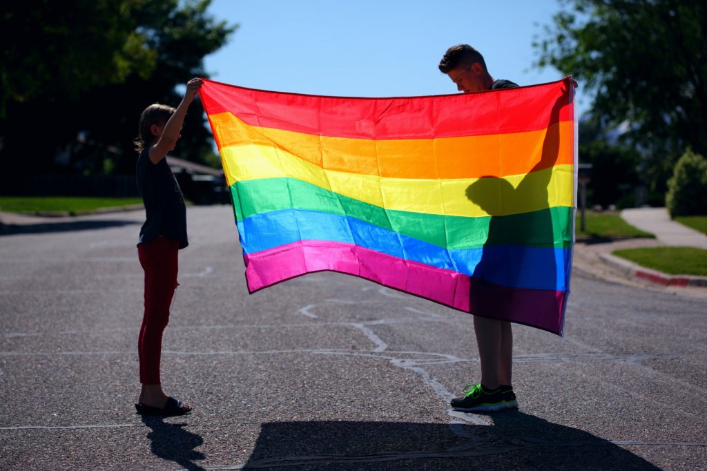 Η πρώτη ληξιαρχική εγγραφή παιδιού γκέι ζευγαριού – Αποκτήθηκε από παρένθετη μητέρα στο εξωτερικό