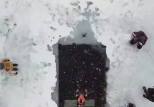 Άλπεις: Κολύμπησε με μια ανάσα 140 μέτρα κάτω από παγωμένη λίμνη και ξαναπήρε το παγκόσμιο ρεκόρ