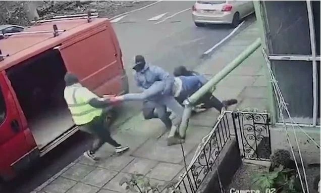 Κάμερα ασφαλείας καταγράφει την προσπάθεια αρπαγής ενός άνδρα από το δρόμο 