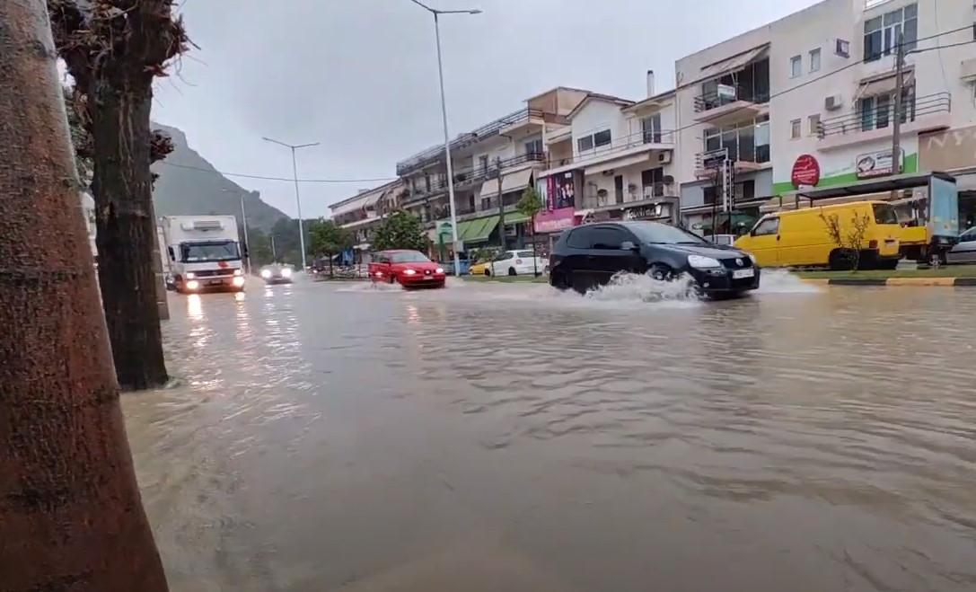 Ναύπλιο: Σε ποτάμια μετατράπηκαν οι δρόμοι από την ισχυρή βροχόπτωση