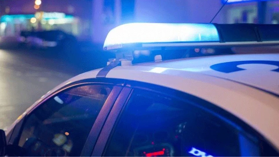 Μενίδι: Επεισοδιακή σύλληψη δύο νεαρών που πυρπόλησαν αυτοκίνητο