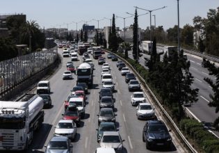 Αττική Οδός: Κλειστές λωρίδες και καθυστερήσεις λόγω φωτιάς σε αυτοκίνητο