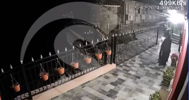 Κύπρος: Νέο βίντεο από την Μονή Αββακούμ - Μοναχός και γυναίκα κουβαλούσαν κρυφά βαρύ αντικείμενο