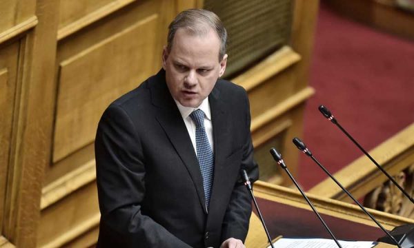 Οικογένειες θυμάτων Τεμπών σε Καραμανλή: Ελάτε να τα πείτε μπροστά μας, σας προσκαλούμε στη Λάρισα