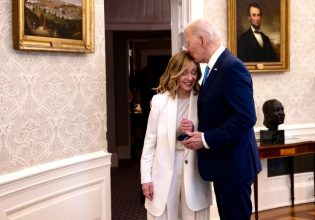 Όταν ο Μπάιντεν φίλησε τη Μελόνι στο κεφάλι