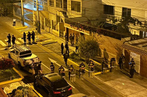 Περού: Αστυνομικοί έκαναν έφοδο στο σπίτι της προέδρου του Περού για το σκάνδαλο των Rolex