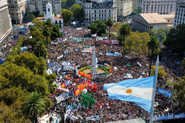 Αργεντινή: Μεγαλειώδης πορεία στη μνήμη των θυμάτων της δικτατορίας – Στο στόχαστρο η κυβέρνηση Μιλέι