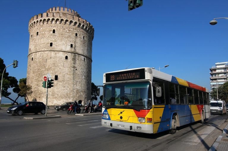 Θεσσαλονίκη: Καρέ καρέ η δράση της 27χρονης που έκλεβε πορτοφόλια - Πώς εγκλωβίστηκε από τον οδηγό