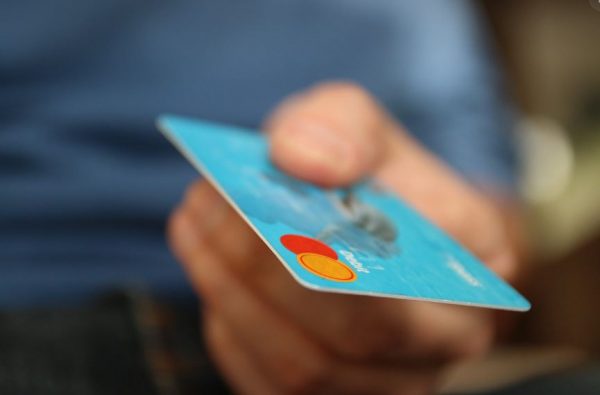 Κάρτες: Τι συμβαίνει κάθε φορά που πληρώνετε με κάρτα - Η «πίτα» των 170 δισ. ευρώ