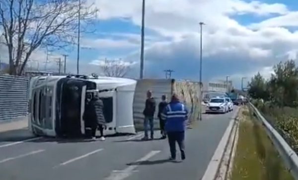 Ανατροπή νταλίκας στη γέφυρα Καλυφτάκη – Κυκλοφοριακό κομφούζιο στην Αθηνών-Λαμίας