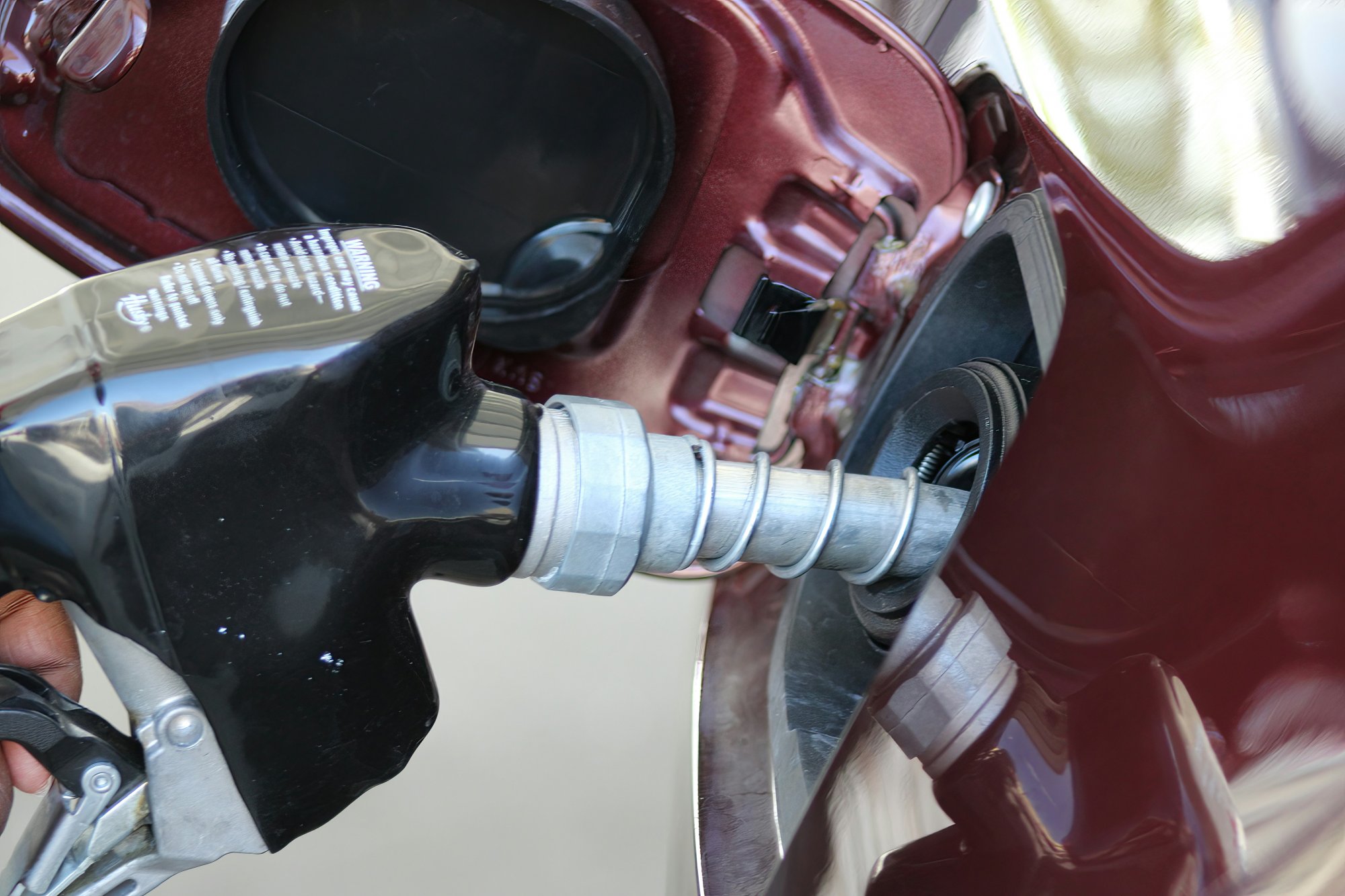 Ακρίβεια: Πάνω από 2 ευρώ το λίτρο η βενζίνη στις Κυκλάδες και τα Δωδεκάνησα