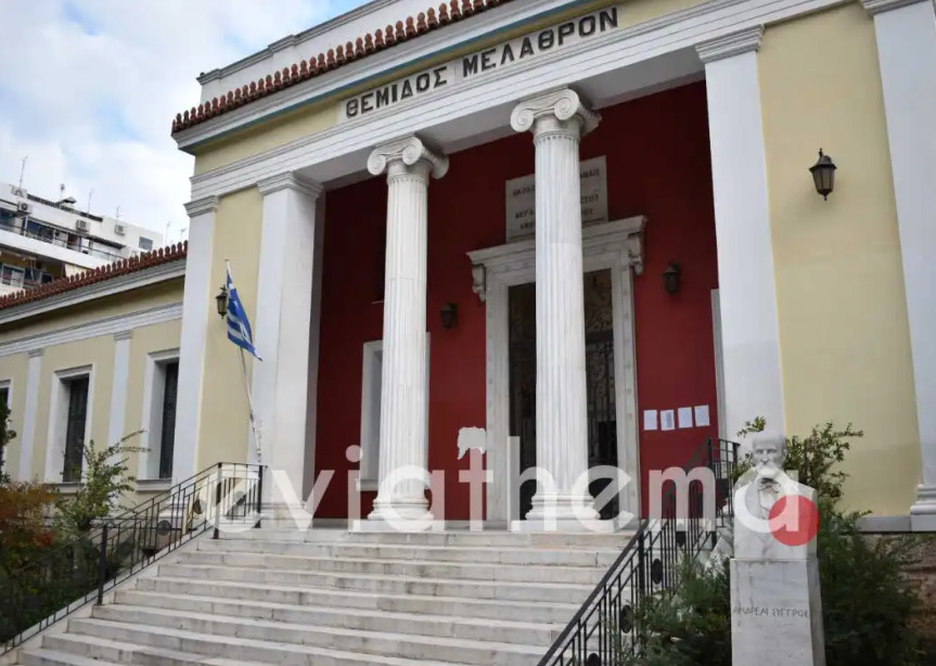 Χαλκίδα: Δικηγόρος κατέβασε την ελληνική σημαία έξω από τα δικαστήρια και κρέμασε τις… κάλτσες της
