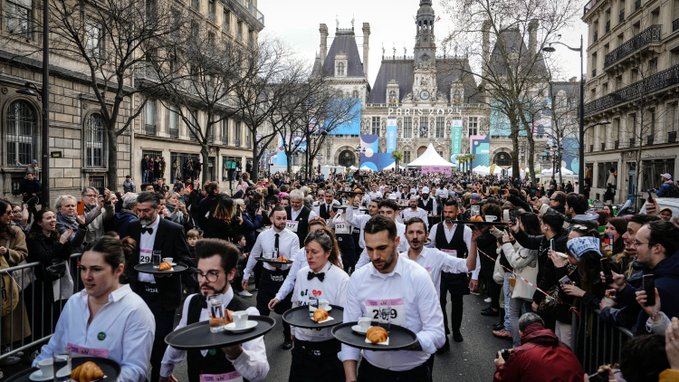 Γαλλία: Ο αγώνας δρόμου των σερβιτόρων επέστρεψε στο Παρίσι