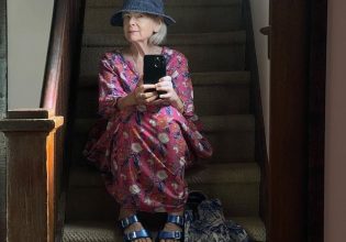 H 70χρονη «αναμορφωμένη influencer» δίνει στιλιστικές συμβουλές για το «υπόλοιπο της ζωής»