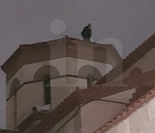 Πειραιάς: Άνδρας ανέβηκε στον τρούλο της Αγίας Αικατερίνης – ΕΛ.ΑΣ. και πυροσβεστική στο σημείο