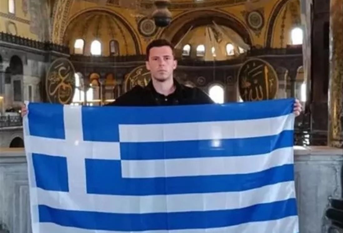 Viral Έλληνας που άνοιξε την ελληνική σημαία στην Αγία Σοφία - Σφοδρές αντιδράσεις