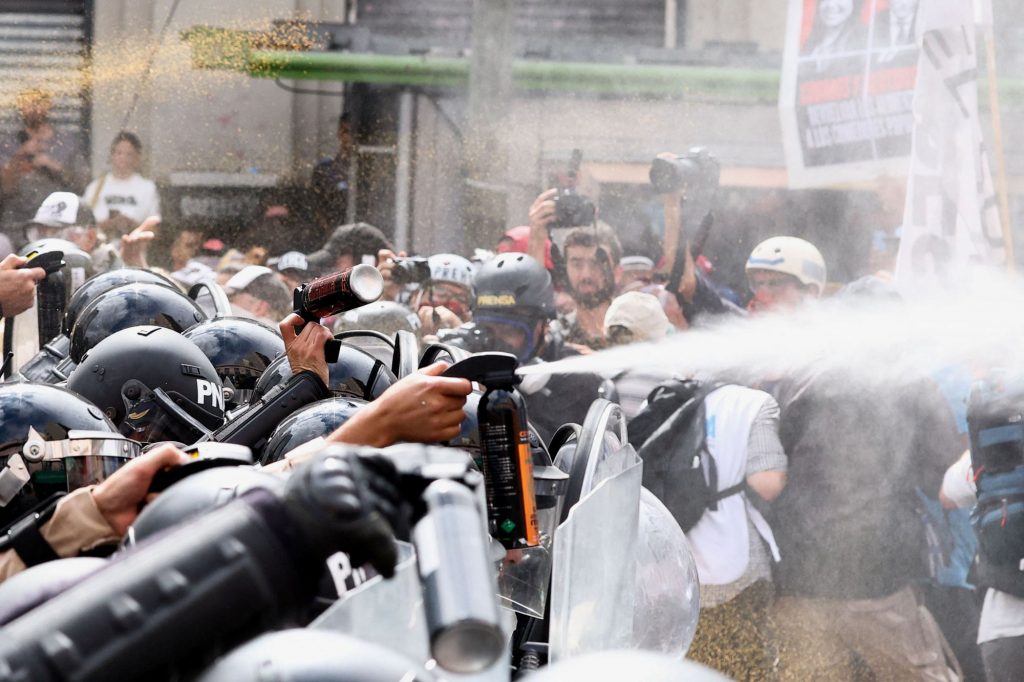 «Το όριο είναι η πείνα» – Διαδηλώσεις και επεισόδια στην Αργεντινή ενάντια στις πολιτικές λιτότητας του Μιλέι