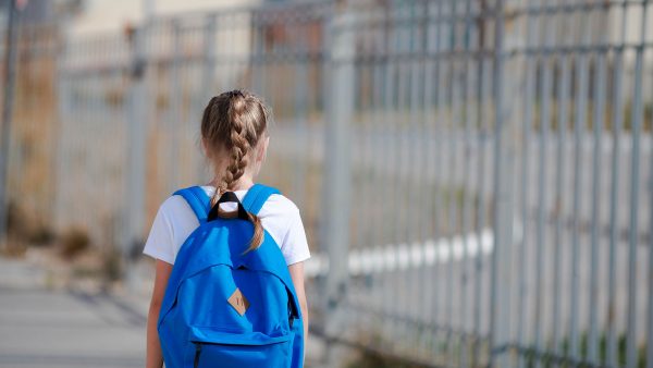 Ελευσίνα: Ανελέητος ξυλοδαρμός 14χρονης από συνομήλική της – Βίντεο που σοκάρει