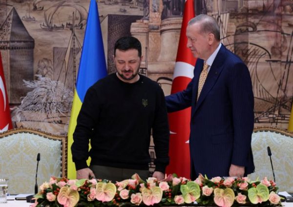 Ουκρανία: Ο Ερντογάν πρότεινε ειρηνευτικές συνομιλίες Μόσχας – Κιέβου και ο Ζελένσκι ζήτησε δίκαιη ειρήνη