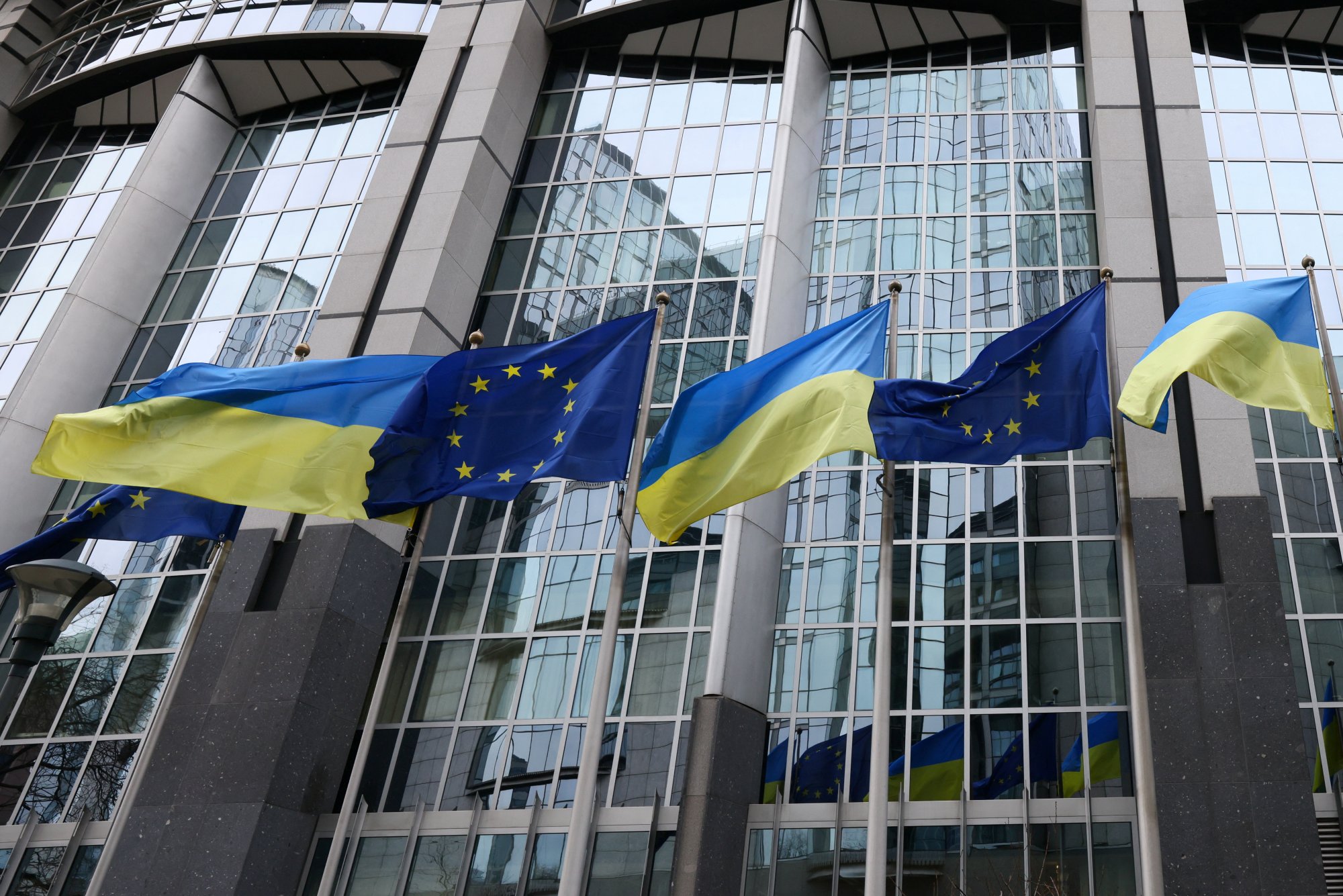 ΕΕ: Επιτάχυνση και εντατικοποίηση της στρατιωτικής βοήθειας στην Ουκρανία – Αποφάσεις της Συνόδου Κορυφής