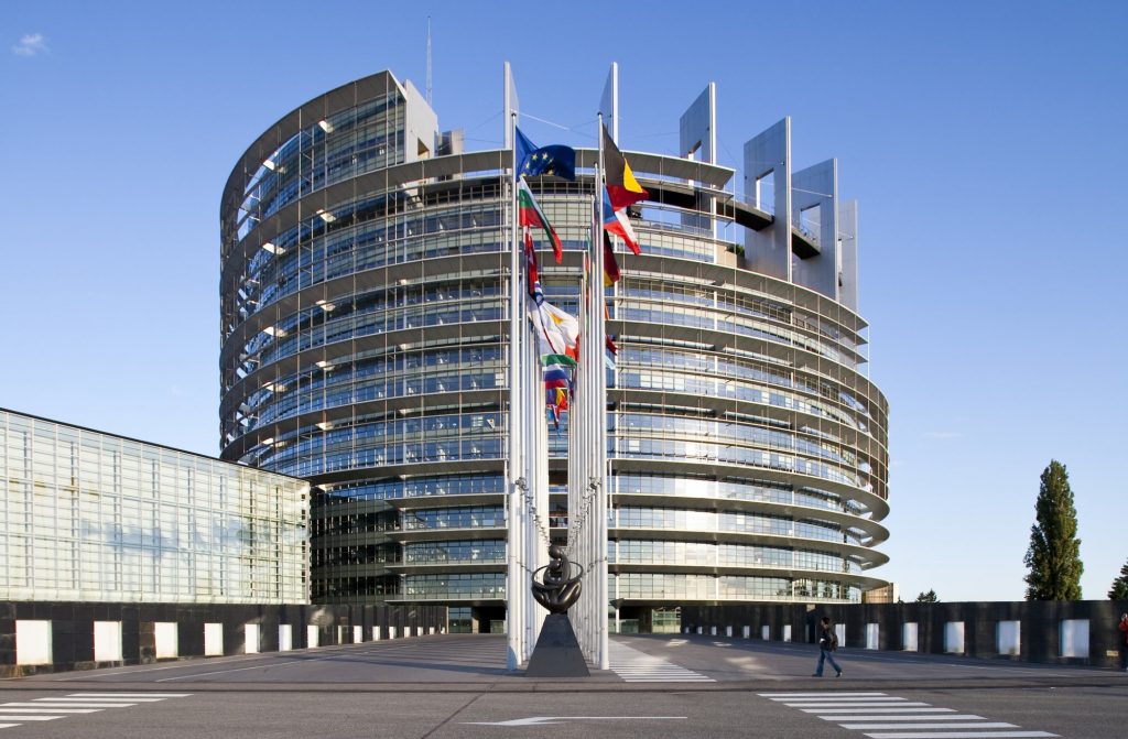 Le Soir: «Russiagate» πάνω από το Ευρωπαϊκό Κοινοβούλιο δύο μήνες πριν τις εκλογές