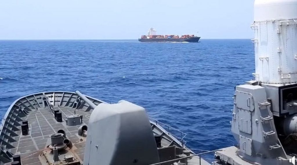 «Ασπίδες»: Η Φρεγάτα Ύδρα προστατεύει «στενά» εμπορευματικό πλοίο – Δείτε το βίντεο