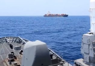 «Ασπίδες»: Η Φρεγάτα Ύδρα προστατεύει «στενά» εμπορευματικό πλοίο – Δείτε το βίντεο