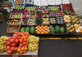 Ακρίβεια: Στα ύψη οι τιμές σε φρούτα και λαχανικά –  Η δαιδαλώδης διαδρομή από το χωράφι στο ράφι