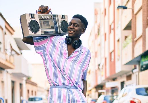 Οι στίχοι των τραγουδιών γίνονται πιο απλοί, επαναλαμβανόμενοι, θυμωμένοι και εγωκεντρικοί