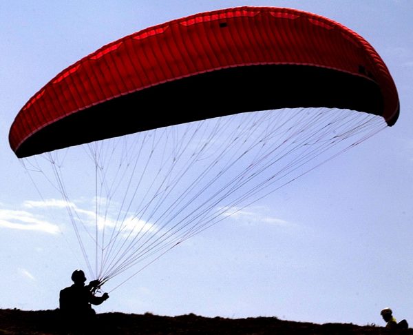 Ιωάννινα: Αλεξιπτωτιστής πλαγιάς προσγειώθηκε σε δέντρο μένοντας κρεμασμένος από ύψος 5 μέτρων