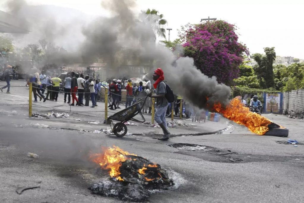 Αϊτή: Οι ΗΠΑ απομακρύνουν εσπευσμένα υπηκόους τους – Τουλάχιστον 15 νεκροί στο πλούσιο προάστιο Πετιόν-Βιλ
